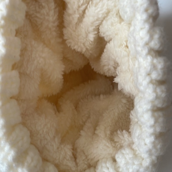 Page One Beanie Women with Furry Pom Pom Cream Color - Picture 6 of 11